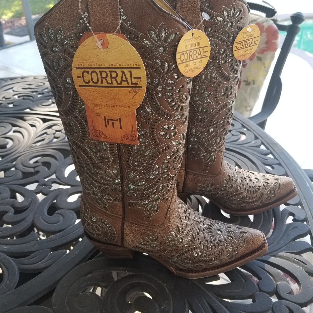 Boots - Picture 3 of 10